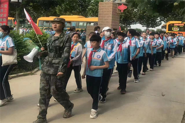 參加石家莊野外拓展訓練的團隊將會面臨各種挑戰(zhàn)和困難，需要通過團隊合作和個人努力來解決問題。